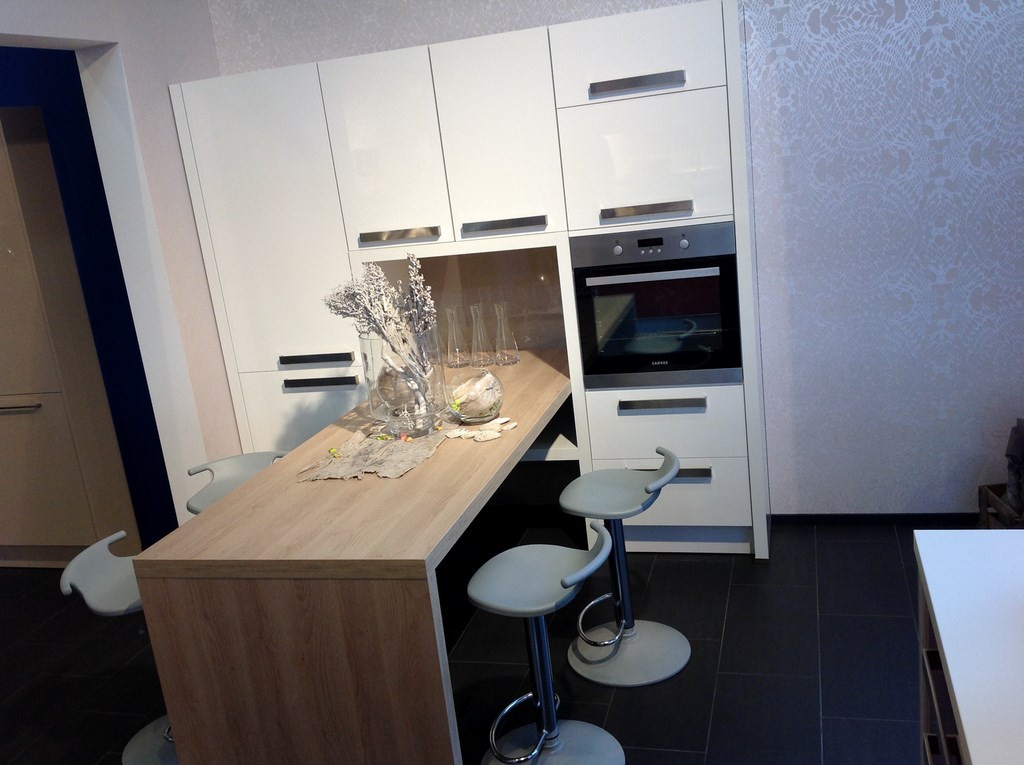 Q06 winkelküche mit theke hochschränken in rot und weiÃ
